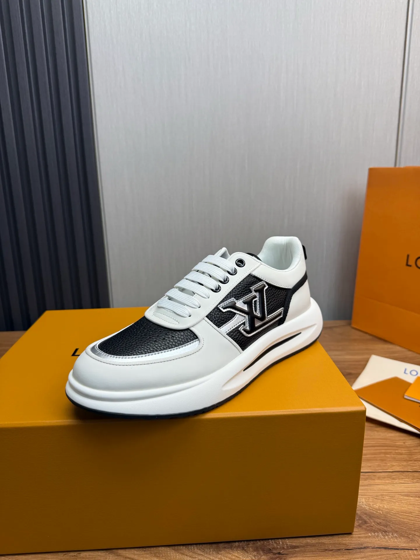 Men's shoes 💰820💰 Lv. Top purchasing agent 🇮🇹 Louis Vuitton, sports shoes counter synchronization, uppers imported from Italy, high-quality splicing and complex handicrafts, imported mesh pads are soft and comfortable, soles: original factory special soles, TPU exclusive movable molded soles super comfortable, original factory single goods, 🔍🔍high quality, you can enter and exit the counter at will, welcome to compare, code number 38-44 (Customized 38.45)